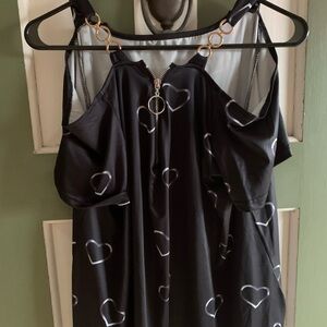 Cold shoulder heart print T-shirt with accent